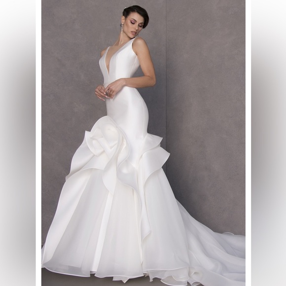 NWOT Valentini Spose Timeless E0701 Wedding Dress - Picture 1 of 6